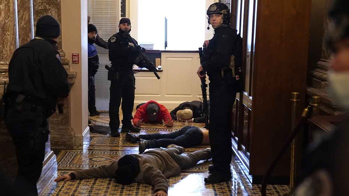 Un grupo de manifestantes pro Trump fue detenido al ingresar al Capitolio