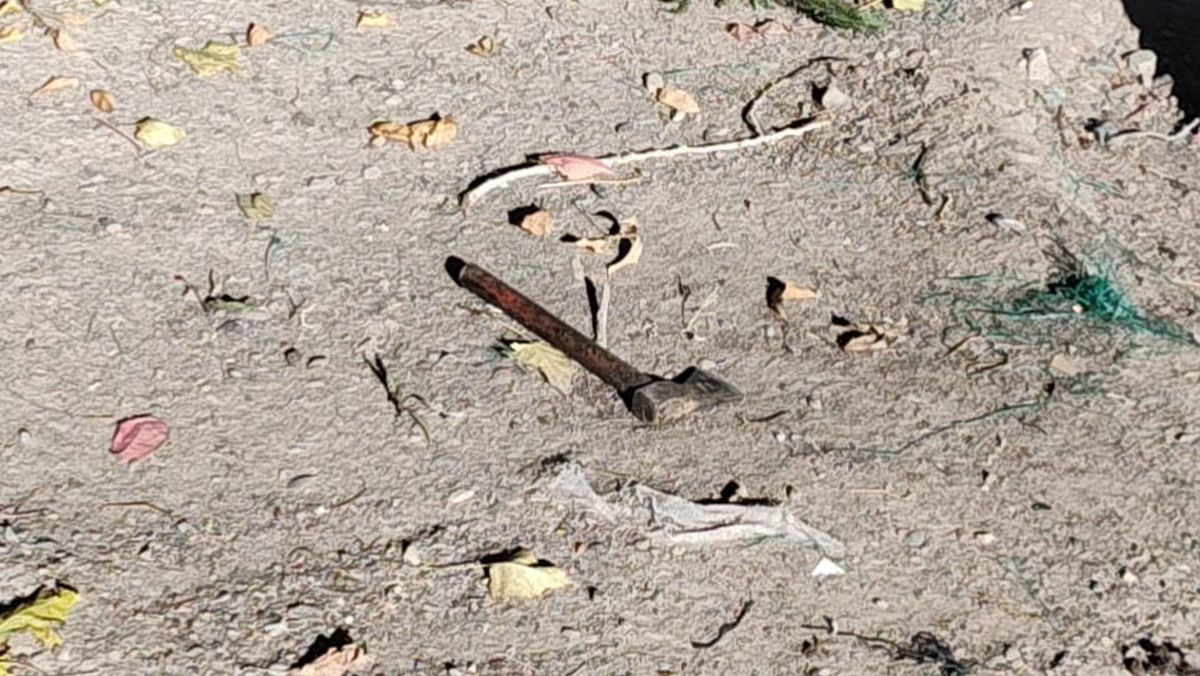 El hacha usada en un hecho en Guaymallén quedó secuestrada en medio del operativo. El hacha usada en un hecho en Guaymallén quedó secuestrada en medio del operativo.