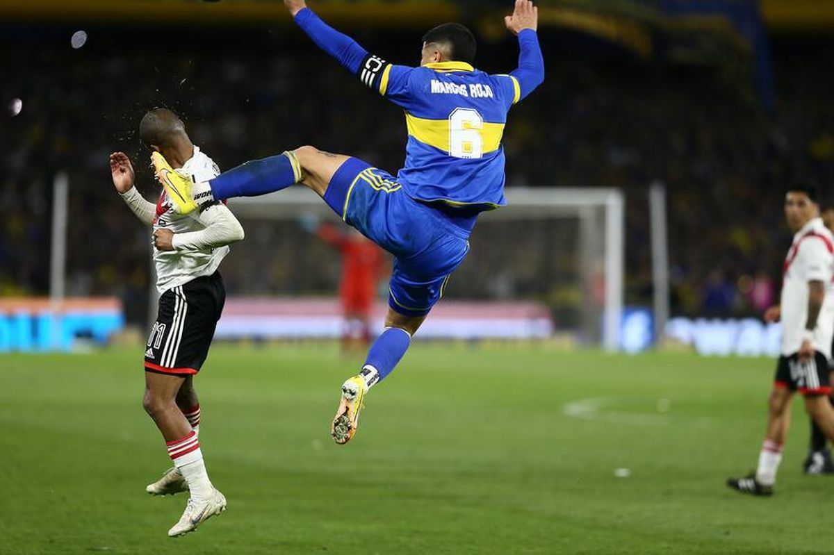 En 2022 Marcos Rojo fue expulsado por esta patada a Nicol&aacute;s de la Cruz.