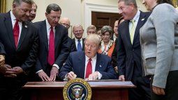 Trump promulgó la ley que vuelve a permitir la compra de armas a enfermos mentales