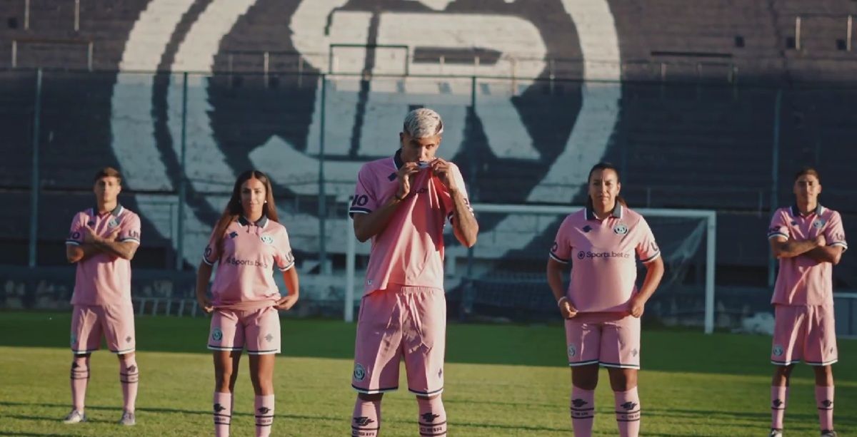 Independiente Rivadavia presentó su nueva camiseta.