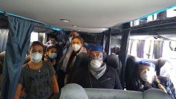 Más de 50 horas sin comida ni agua en el baño: vuelven 9 repatriados mendocinos