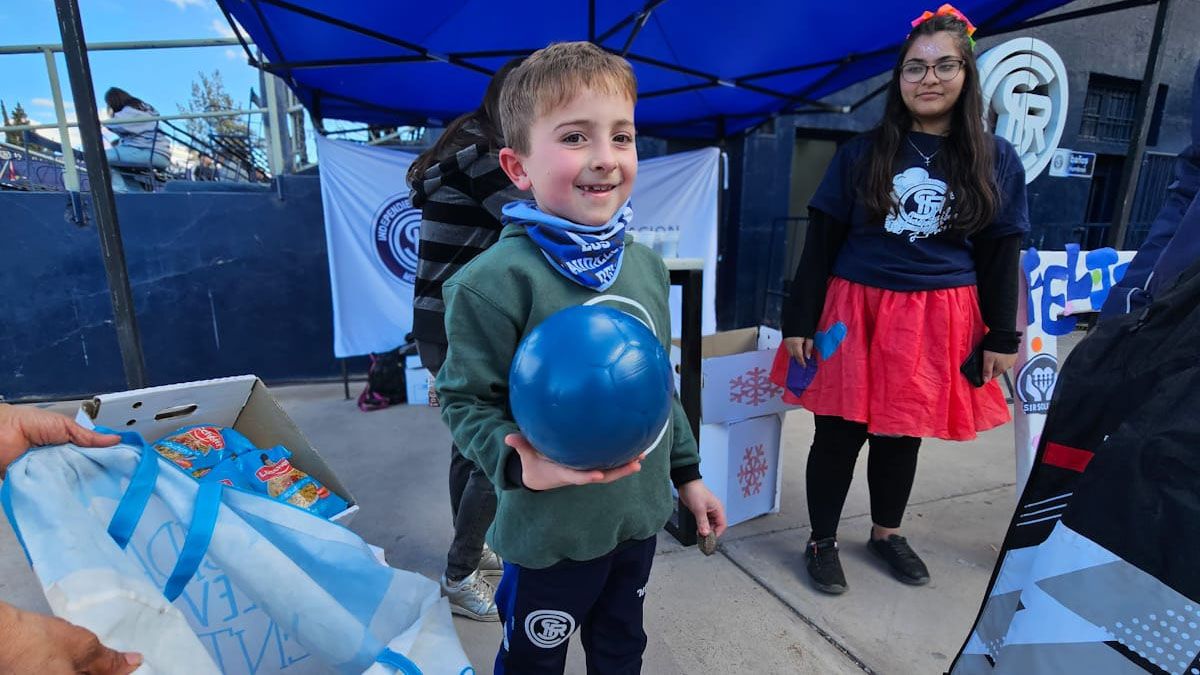 Los niños están felices con los regalos que les da la Fundación Grupo América. Los niños están felices con los regalos que les da la Fundación Grupo América.