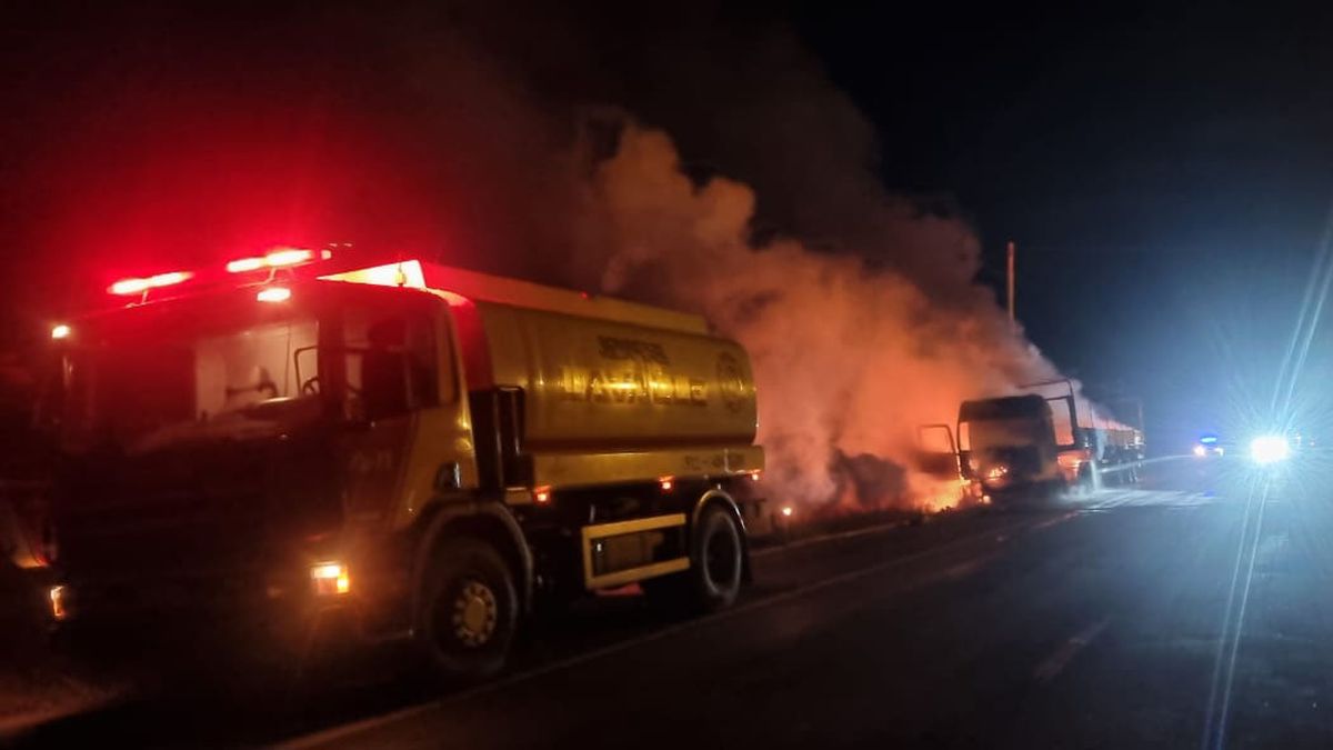 El incendio ocurrió en pocos minutos, luego que el chofer se bajó al sentir olor a humo. El incendio ocurrió en pocos minutos, luego que el chofer se bajó al sentir olor a humo.