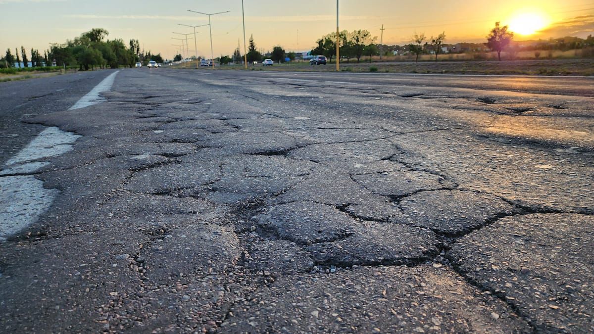 Las razones de la inacción se multiplican y los conductores siguen sufriendo la destrucción del asfalto del Acceso Sur.