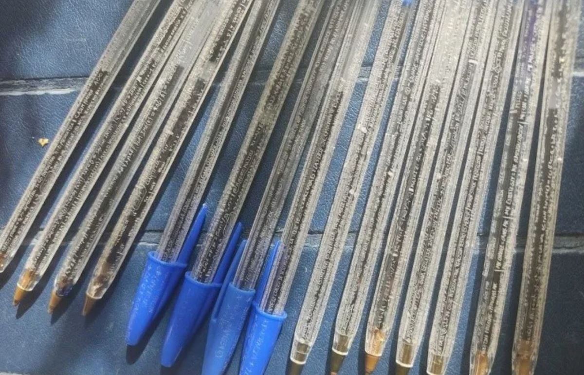 Ingenio para copiar. Una profesora mostró el ingenioso truco de un joven para copiarse.