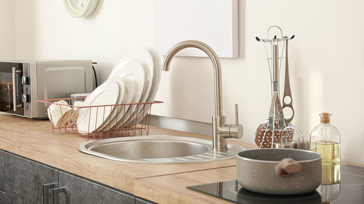 Una pileta de cocina libre de olores es posible si se le echa un poco de sal cada noche. Una pileta de cocina libre de olores es posible si se le echa un poco de sal cada noche.