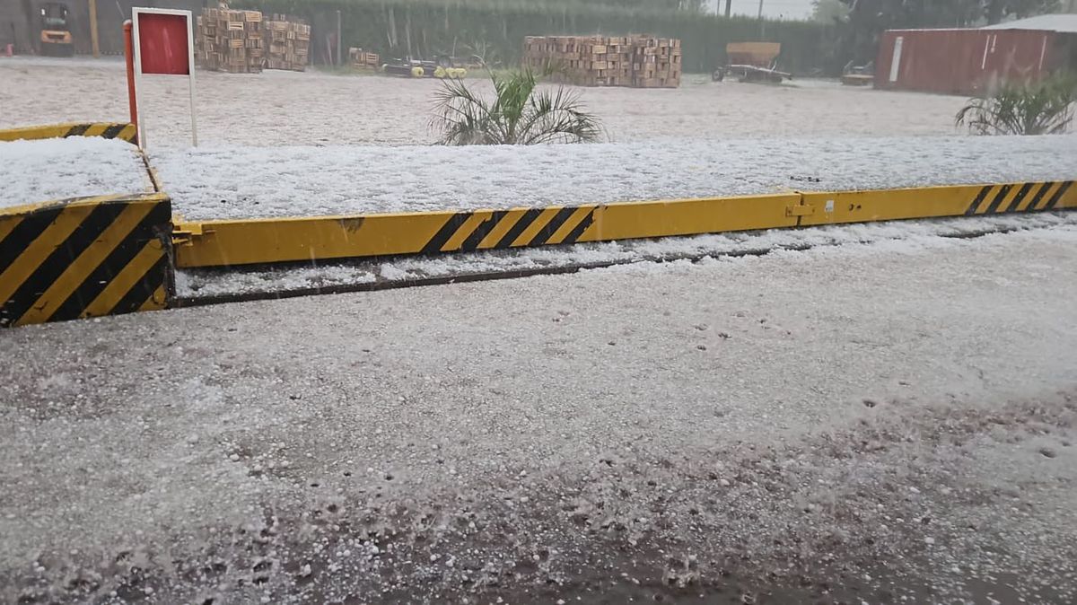 Una de las imágenes que dejó el granizo en San Rafael este martes. Una de las imágenes que dejó el granizo en San Rafael este martes.