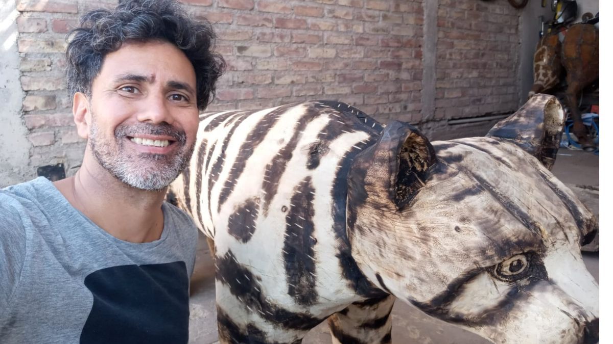 Alejandro Zalazar Correa con una representanción propia del gato andino, un animal en peligro de extinción, sumamente escurridizo, pero que reapareció el año pasado en Uspallata y Villavicencio