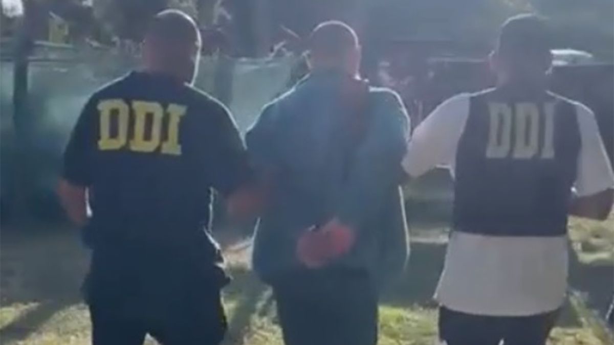 Una mujer fue atacada a puñaladas por la espalda y degollada, y por el crimen fue detenido un joven de 22 años. Una mujer fue atacada a puñaladas por la espalda y degollada, y por el crimen fue detenido un joven de 22 años.