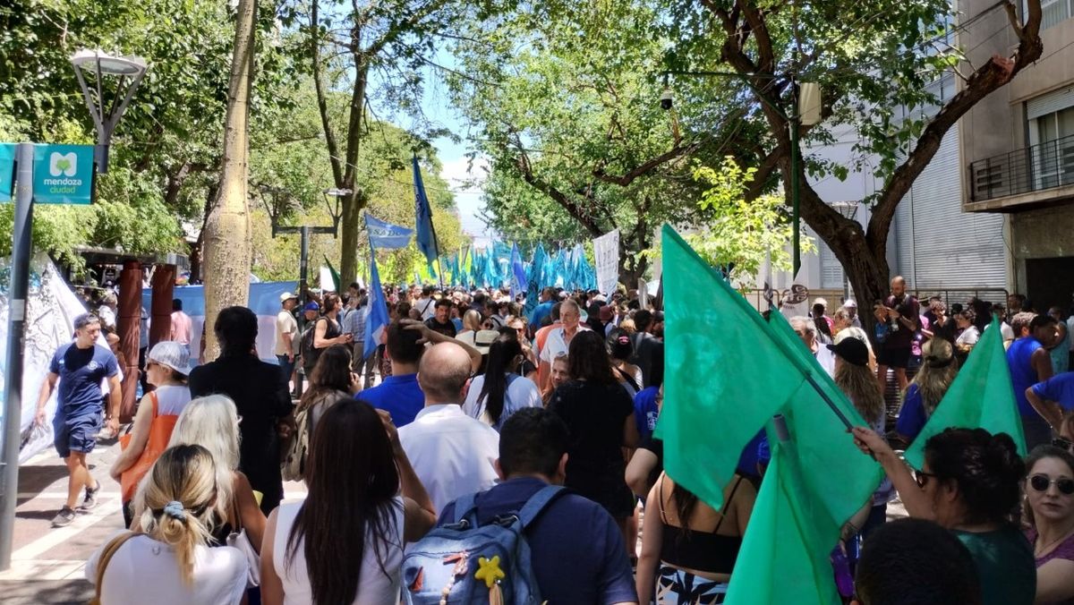 Así estaba la Peatonal Sarmiento pasado el mediodía. Así estaba la Peatonal Sarmiento pasado el mediodía.
