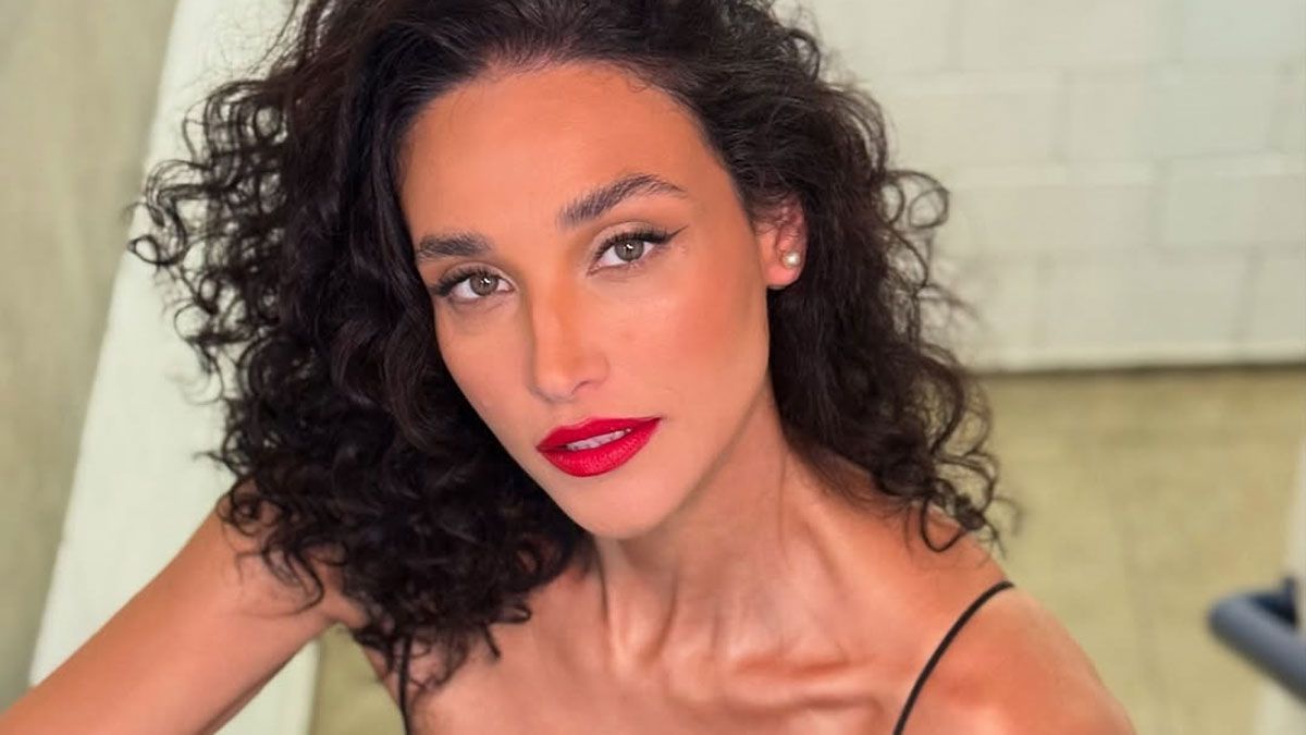 La actriz Débora Nascimento interpreta a Miranda en la serie de Netflix.