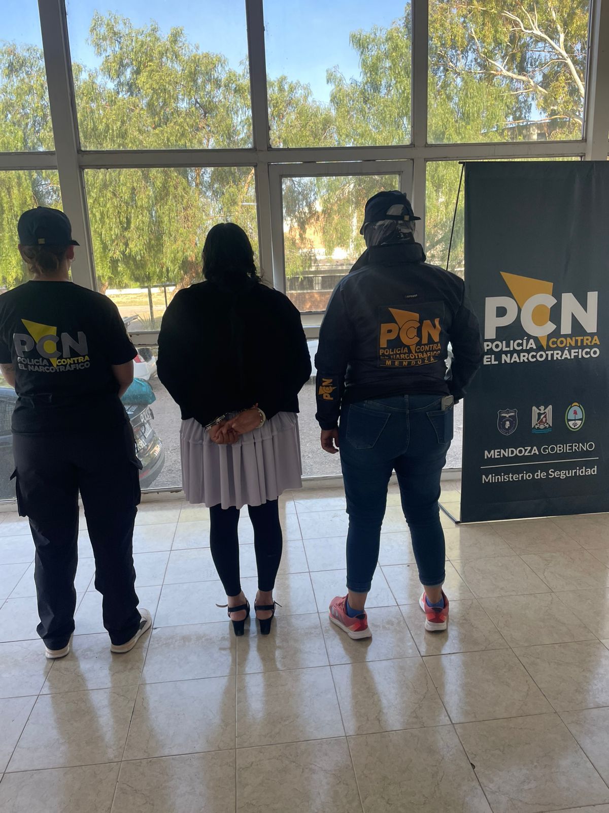 La joven de 33 años que fue contratado como mula, trasladó 99 envoltorios de cocaína en su estómago. La carga de drogas pesó en total más de un kilo. 