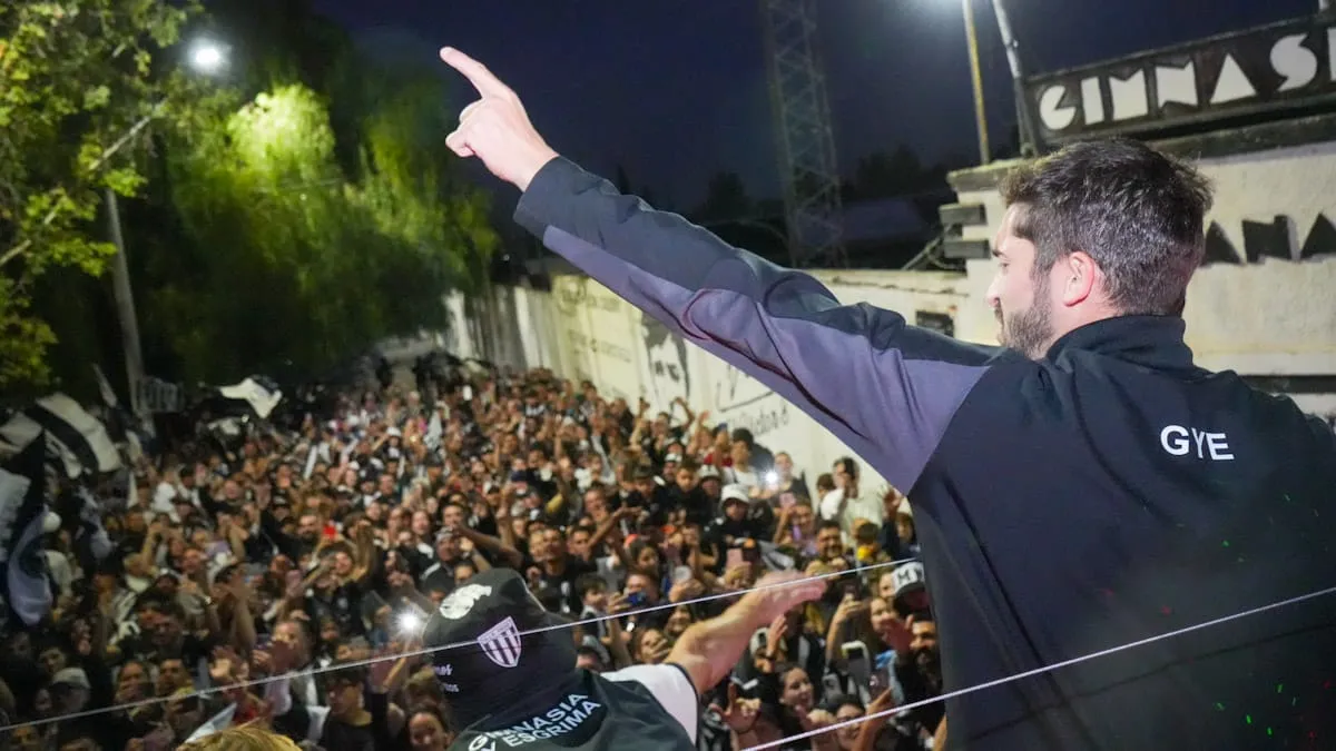 Diego Mondino, el capit&aacute;n, celebra con la gente en la puerta del estadio de Gimnasia y Esgrima.