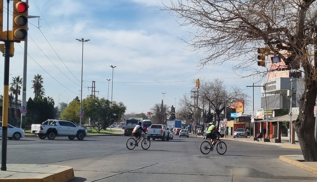 Los ciclistas cruzan el Nudo Vial entre autos y micros que van y vienen. No hay forma segura de cruzar en forma desde Guaymallén a Capital. Los ciclistas cruzan el Nudo Vial entre autos y micros que van y vienen. No hay forma segura de cruzar en forma desde Guaymallén a Capital.
