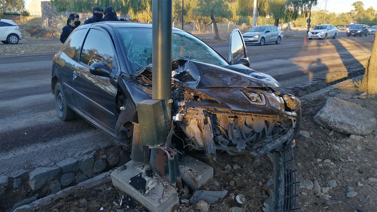 Dos autos se accidentaron con 20 metros de diferencia