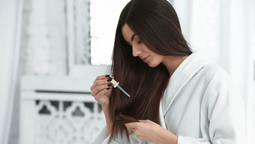 Si quieres aplicar aceite en tu cabello y aprovechar los beneficios, toma nota. Imagen: Freepik