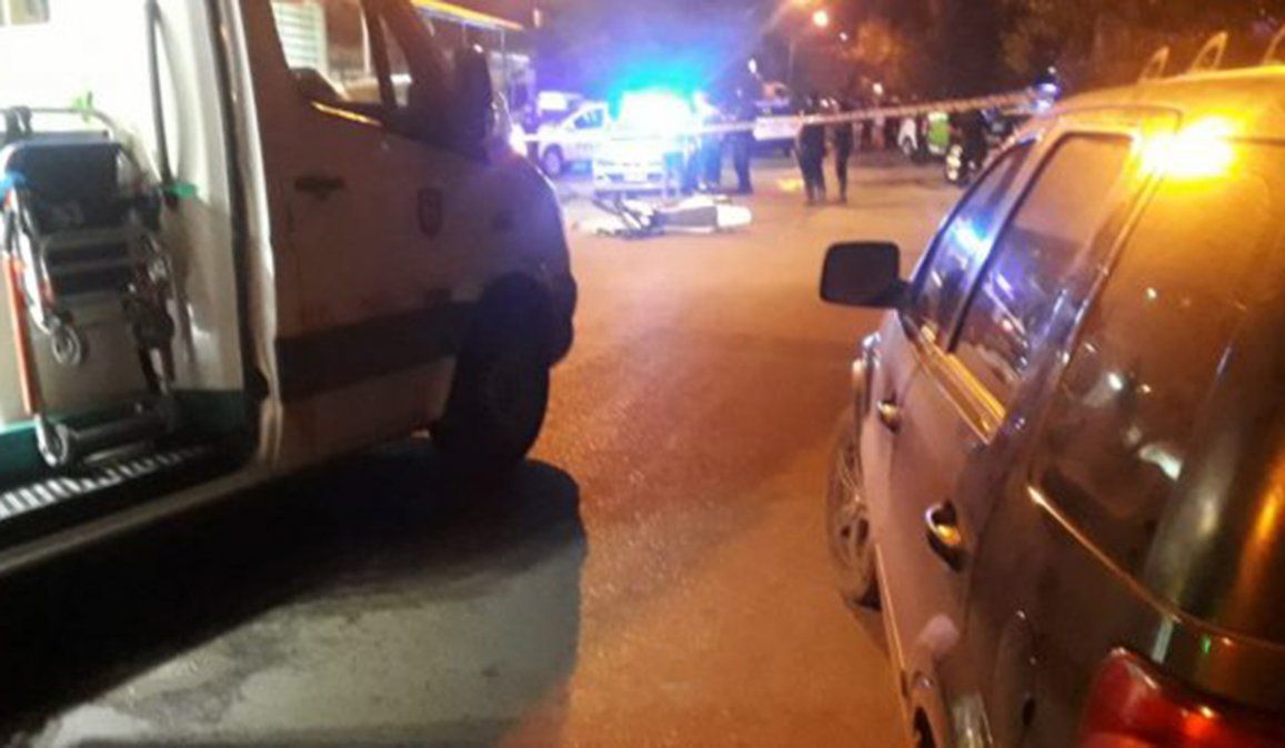 La moto en que escapaba el delincuente chocó violentamente a la joven que murió en el lugar, y horas después falleció en una celda de la comisaría de Castelar por las lesiones que sufrió