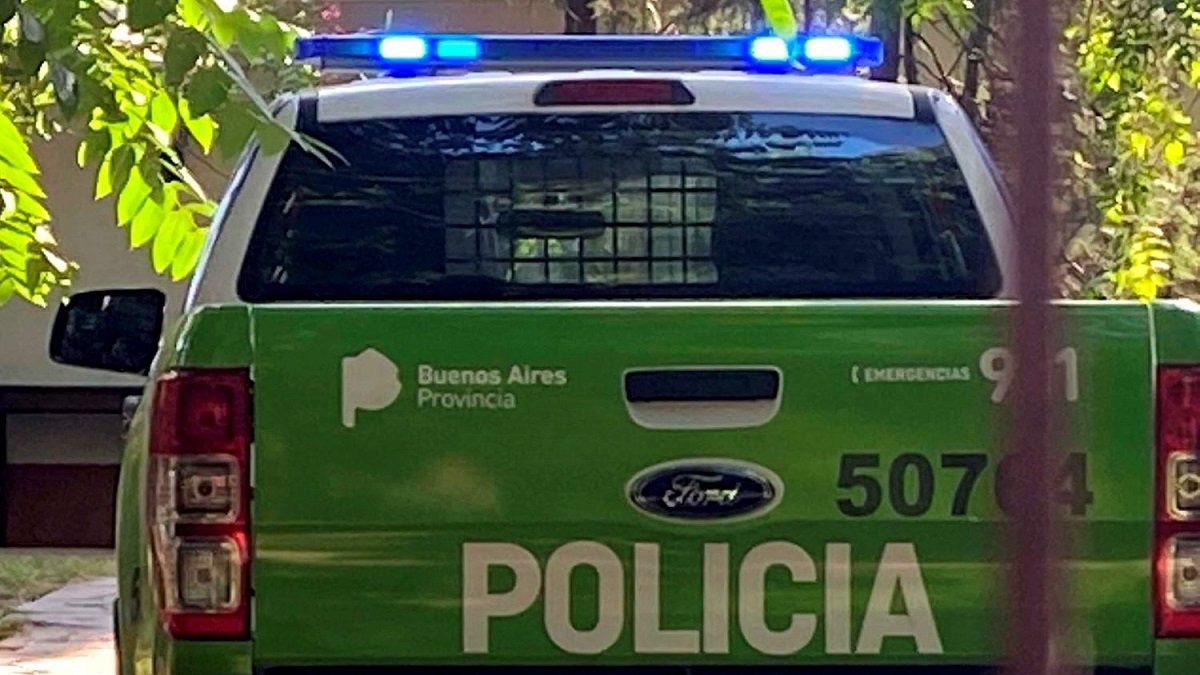 El policía retirado descargaba mercaderías frente a su casa en Isidro Casanova y fue soprendido por delincuentes que intentaron robarle el vehículo&nbsp;