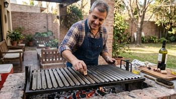 Frotar un corcho por la parrilla antes del asado: por qué hacerlo y para qué sirve Frotar un corcho por la parrilla antes del asado: por qué hacerlo y para qué sirve