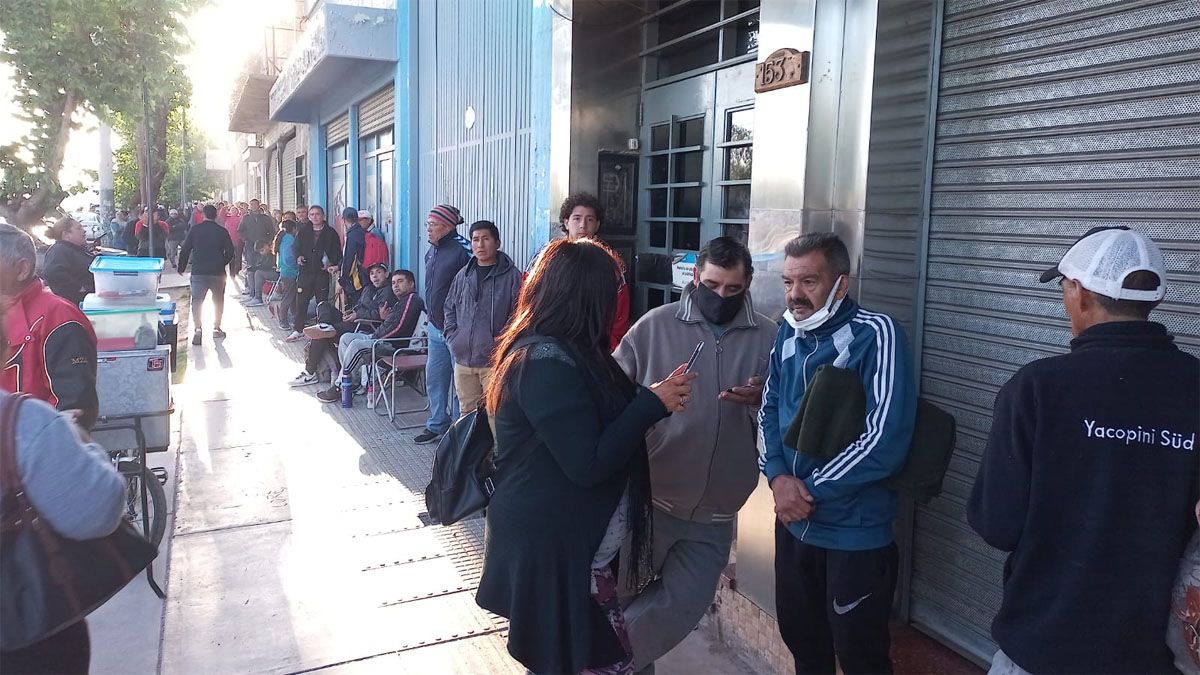 Muchos mendocinos comenzaron la fila en las puertas de ANSES en la tarde del domingo para anotarse en el nuevo bono de Refuerzo Alimentario de $45.000.