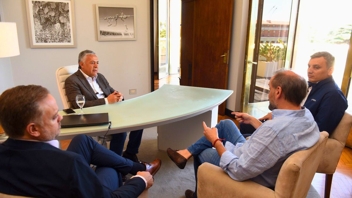 Alfredo Cornejo recibi&oacute; este mi&eacute;rcoles a los representantes de IMPSA en el cuarto piso de la Casa de Gobierno.