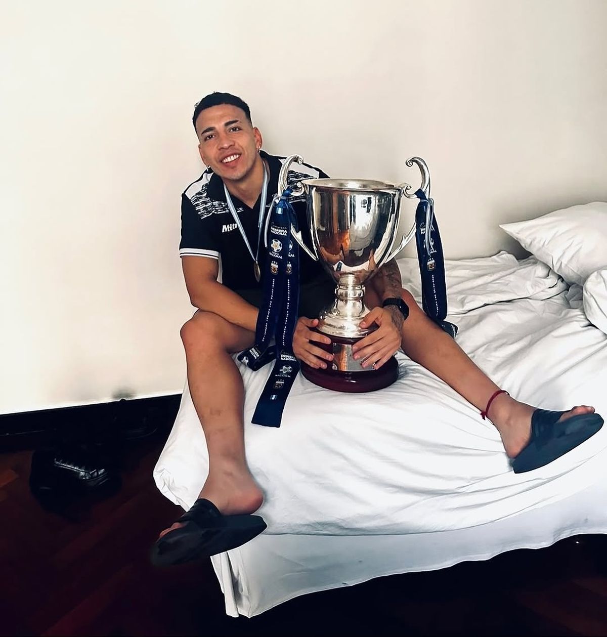 Nahuel Barboza con la copa del campe&oacute;n de la Primera Nacional 2025. Foto: Gentileza.&nbsp;
