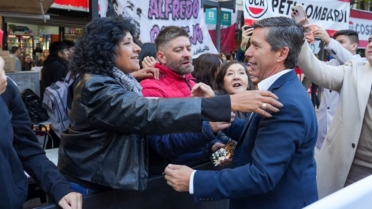 Andrés Lombardi en la Legislatura. El presidente de la Cámara de Diputados izó la bandera argentina junto a Hebe Casado y Martín Kerchner. Andrés Lombardi en la Legislatura. El presidente de la Cámara de Diputados izó la bandera argentina junto a Hebe Casado y Martín Kerchner.