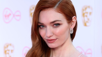 Está en Netflix, tiene 14 capítulos y es la versión serie de una película de Anne Hathaway