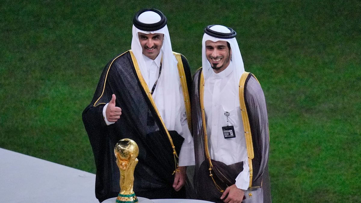 El primer ministro Hamad bin Jassim bin Jaber Al Thani en el campo de juego y junto a la copa del Mundial de Fútbol 2022 en Qatar. El primer ministro Hamad bin Jassim bin Jaber Al Thani en el campo de juego y junto a la copa del Mundial de Fútbol 2022 en Qatar.