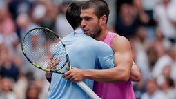 Carlos Alcaraz y Novak Djokovic se dieron un abrazo.