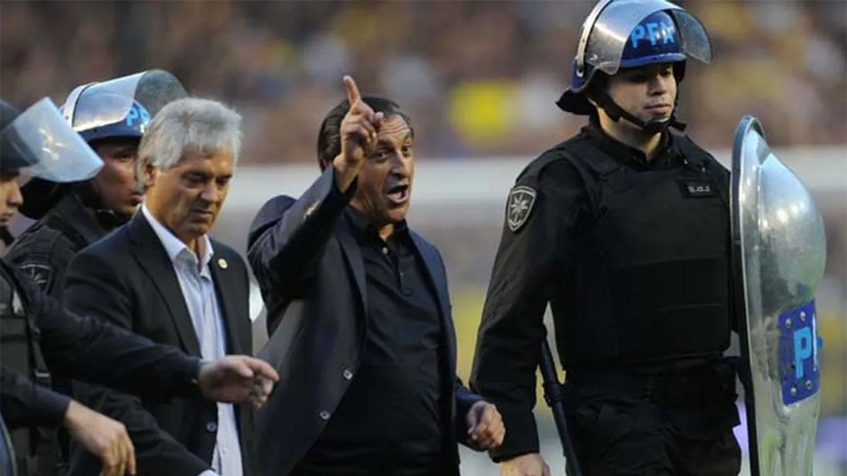 Ramón Díaz hizo un llamativo gesto en la cancha de Boca en el 2013.