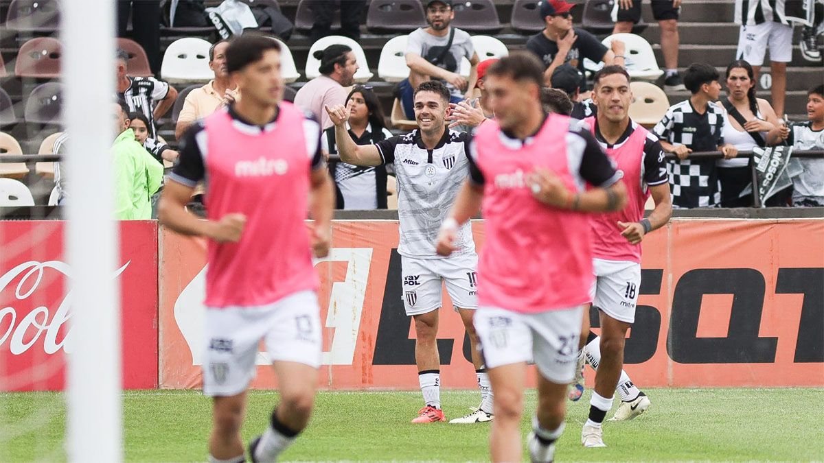 Nicolás Romano convirtió un verdadero golazo pero el árbitro, a instancias del VAR, lo anuló por mano previa.