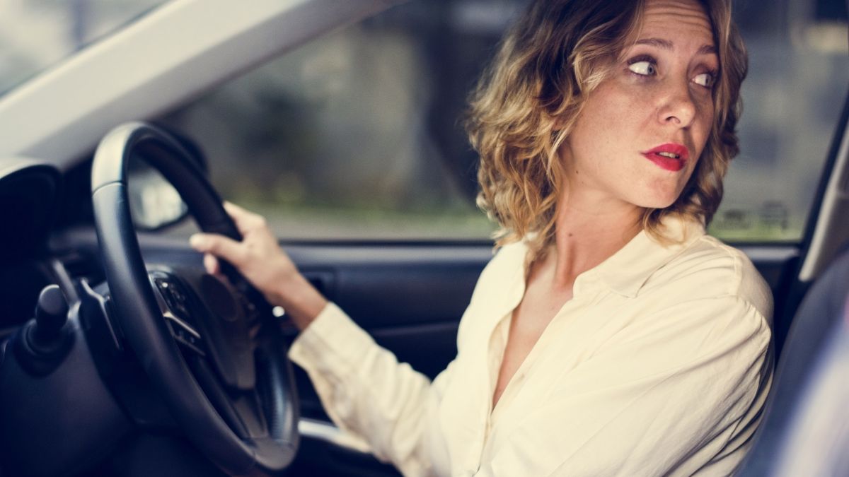 Para evitar accidentes hay que estar muy atentos al maniobrar marcha atás. Para evitar accidentes hay que estar muy atentos al maniobrar marcha atás.