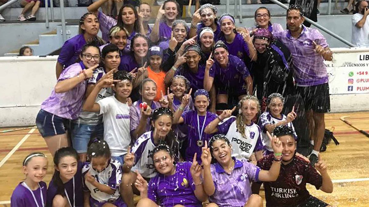 Las chicas de IMPSA, que fueron campeonas del Vendimia, vencieron a Murialdo.