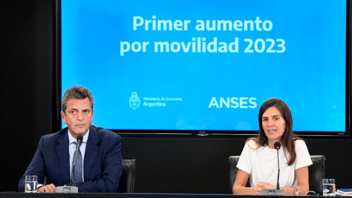 El ministro de Economía, Sergio Massa, y la directora ejecutiva de la ANSES, Fernanda Raverta, dieron a conocer el anuncio para los jubilados.