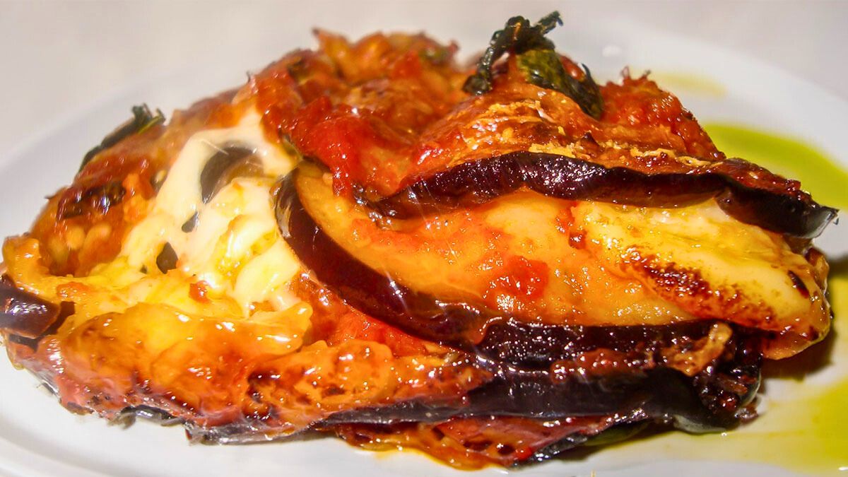 La receta de berenjena a la parmesana se elabora con simples ingredientes y de manera muy rápida.