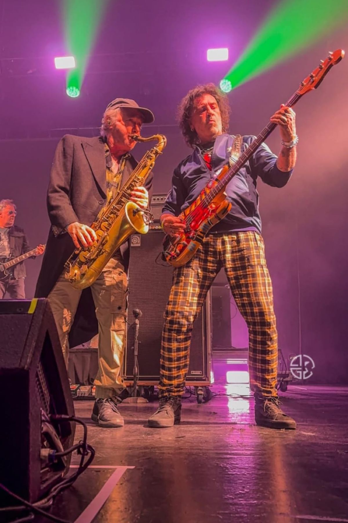 Dos históricos Redondos. Sergio Dawi y Semilla Buccarelli en plena acción con la Kermesse Redonda. Dos históricos Redondos. Sergio Dawi y Semilla Buccarelli en plena acción con la Kermesse Redonda.