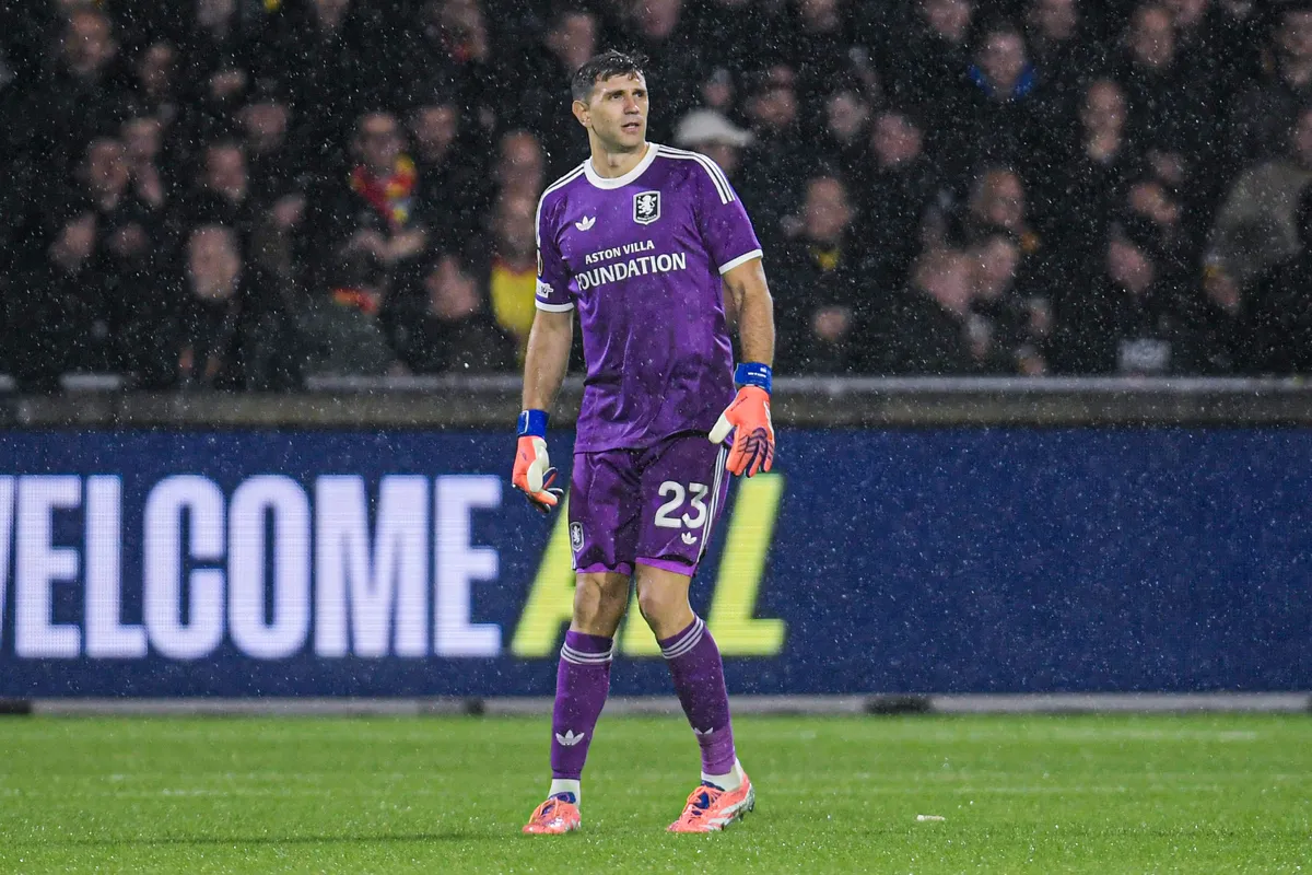 Dibu Mart&iacute;nez tuvo un mal d&iacute;a en la Europa League.