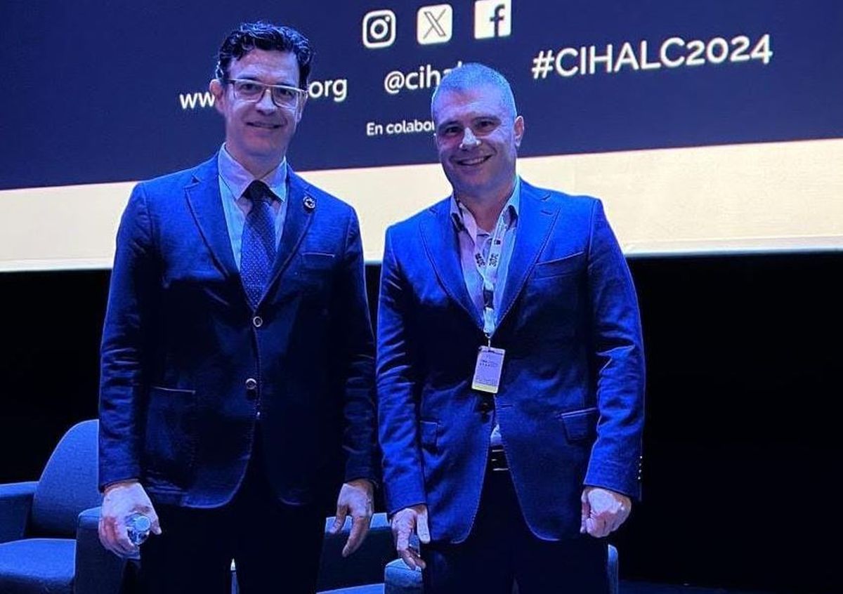 Diego Costarelli en México con uno de los organizadores del panel al que invitado.