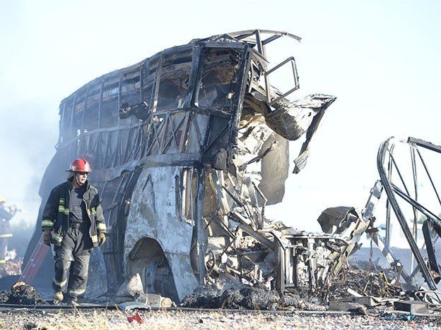 Tragedia en la ruta 7 de Mendoza: 17 muertos y 14 heridos al chocar un camión y un micro