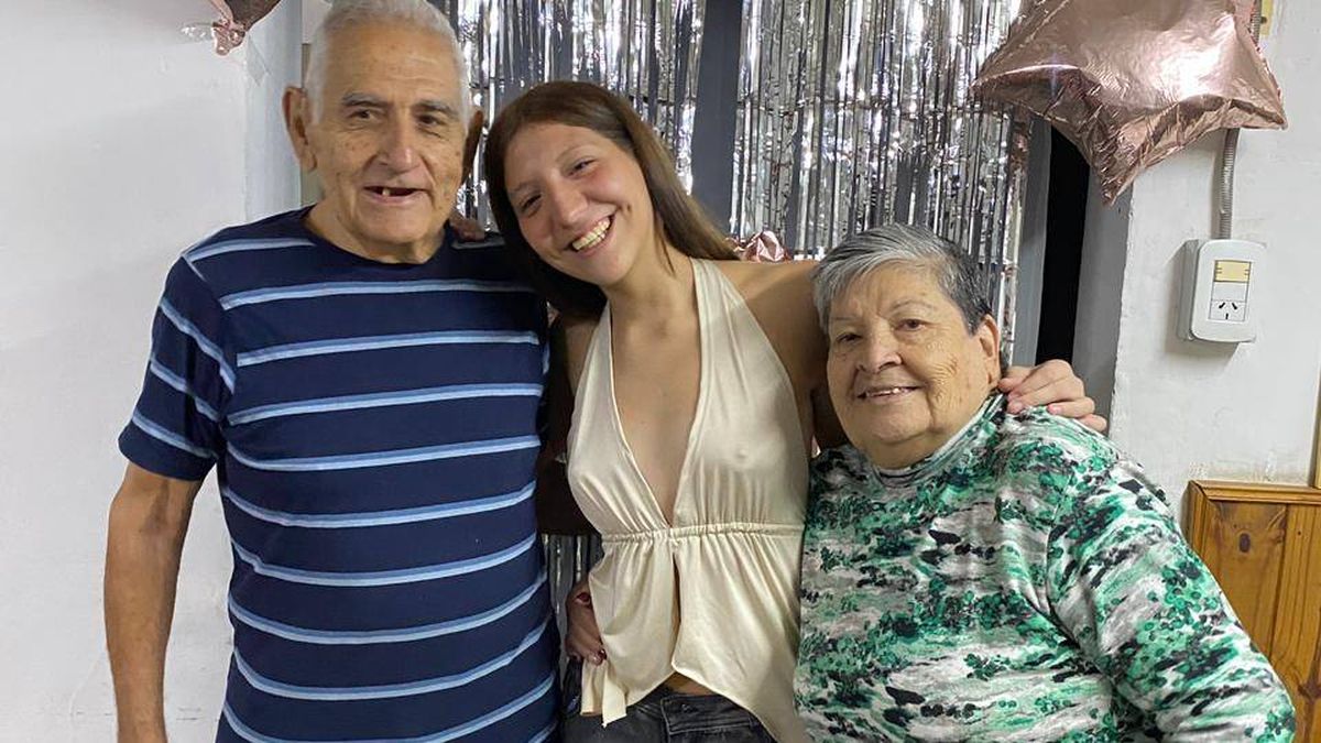 Ariela tiene 20 años, estudia Comunicación Digital en la Universidad Champagnat y es una nieta presente y amorosa. Ariela tiene 20 años, estudia Comunicación Digital en la Universidad Champagnat y es una nieta presente y amorosa.