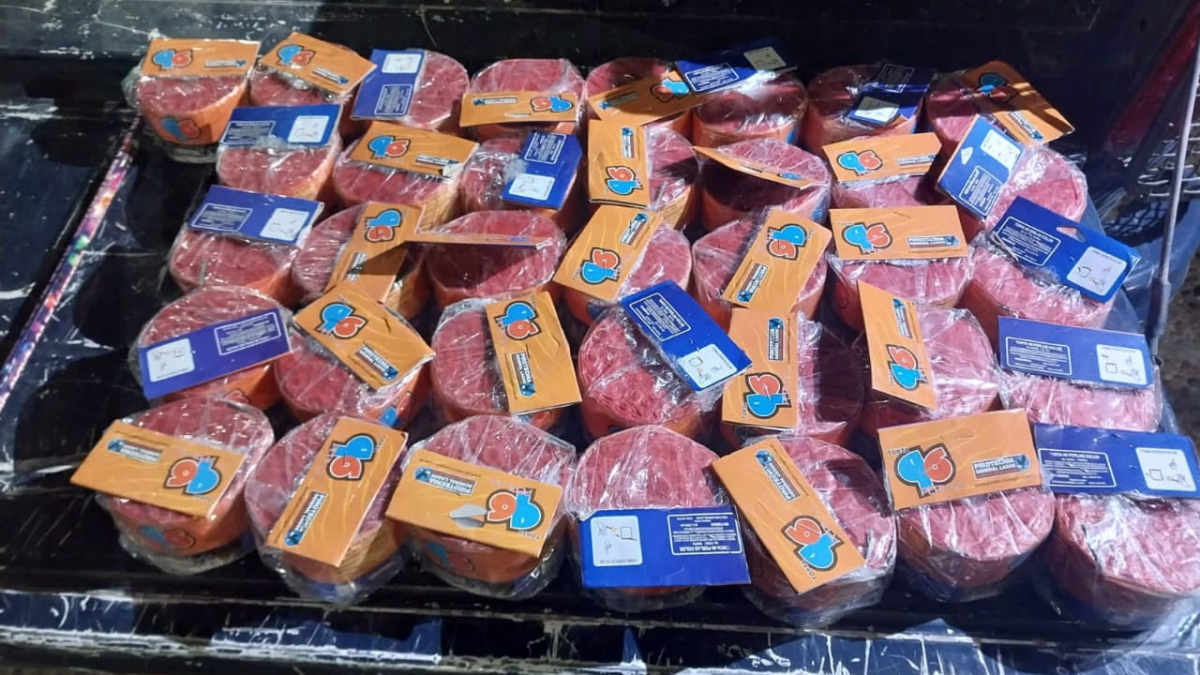 Parte de la pirotecnia secuestrada a la hinchada del Colo Colo. Parte de la pirotecnia secuestrada a la hinchada del Colo Colo.