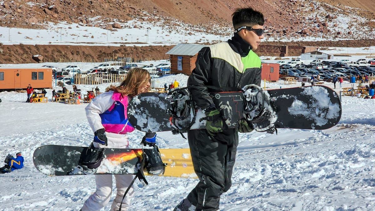 Un grupo heterogéneo de gente que asiste en familia, acompañada por su pareja o amigos, muchos llevan sus elementos para practicar deportes aventura