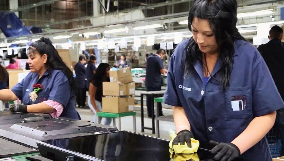 El primero de mayo es el Día Del Trabajador. El primero de mayo es el Día Del Trabajador.