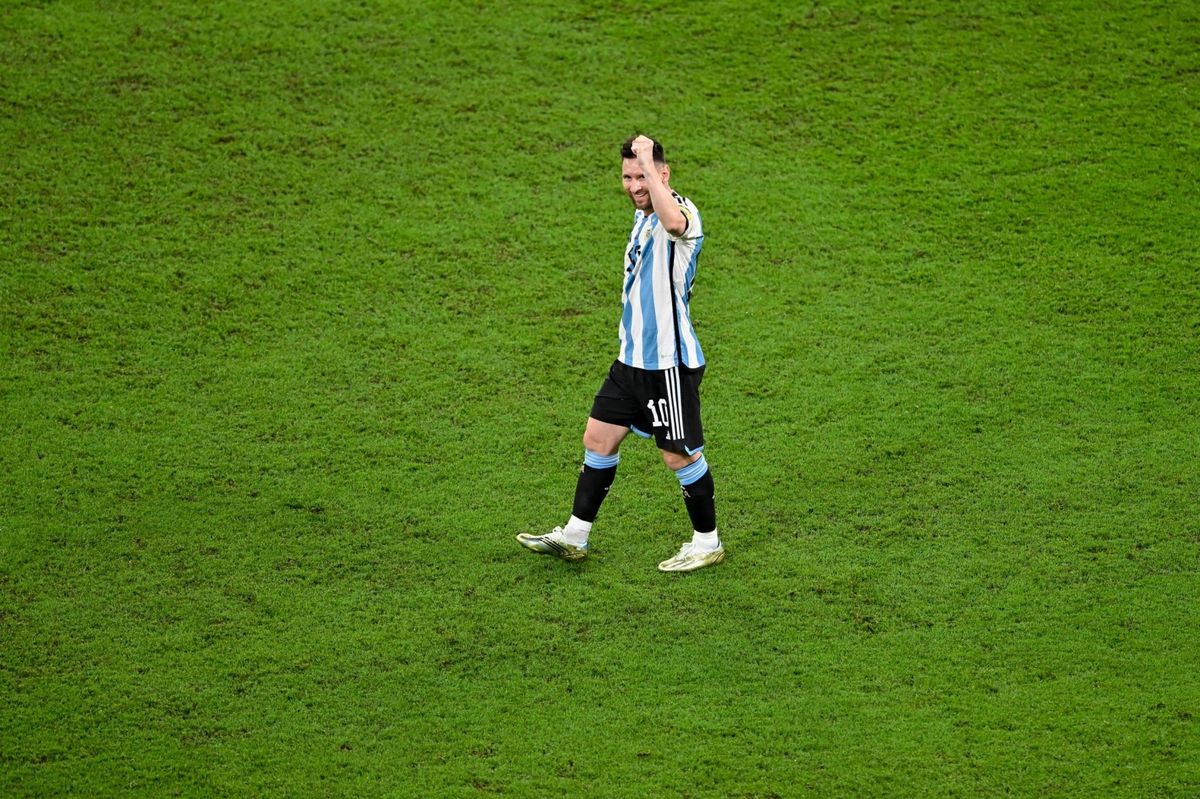 Lionel Messi saluda a Antonela Roccuzzo y sus hijos tras marcar el 1 a 0