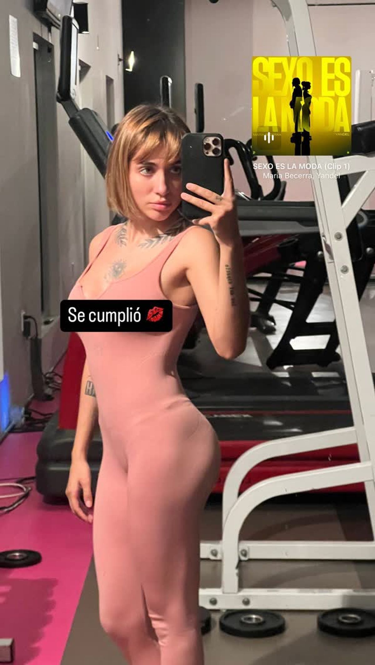 Desde San Antonio, María Becerra estrena look rosa empolvado en clave calzas XS.