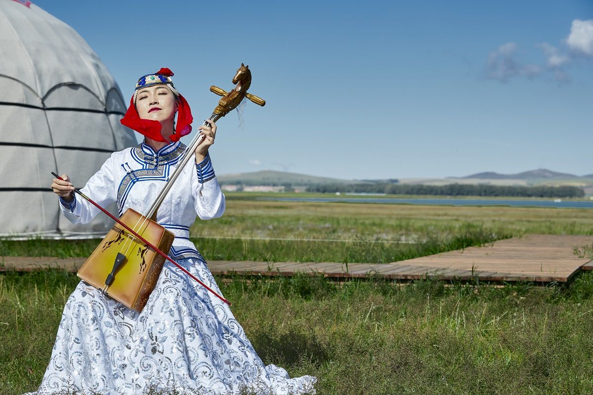 El morin khuur sigue siendo un recordatorio firme del espíritu perdurable y del rico tapiz cultural de los nómadas en la región autónoma de Mongolia Interior al norte de China. PARA USO DE CHINA DAILY