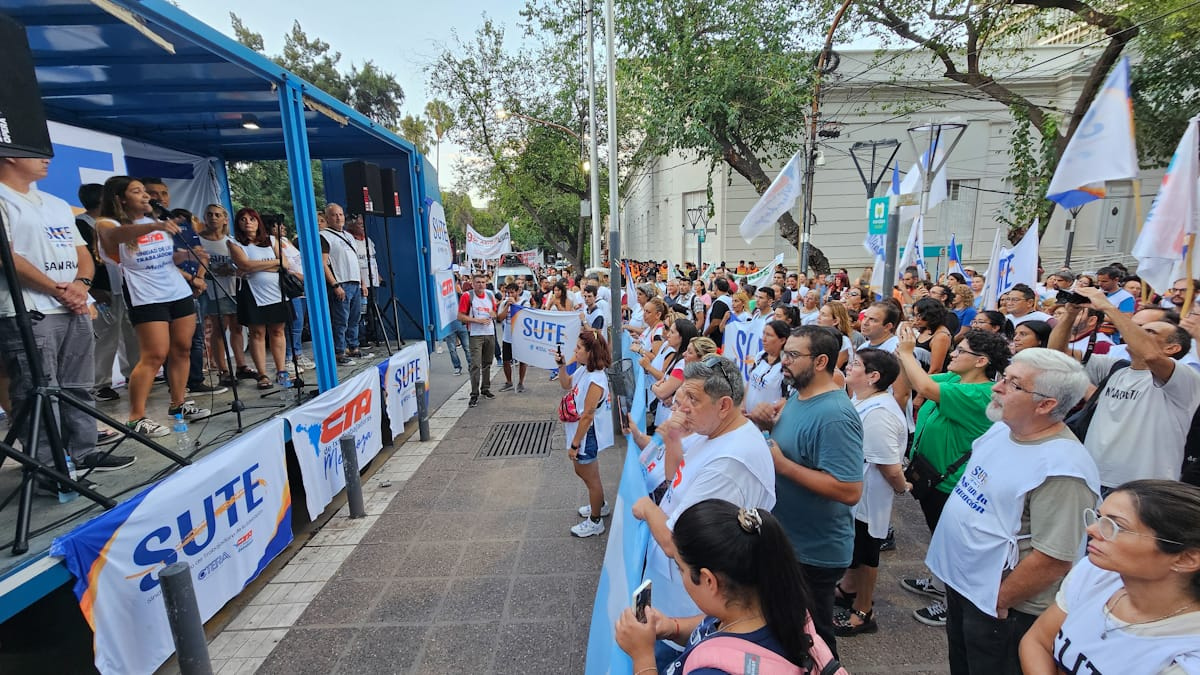 El SUTE se concentró en la Legislatura para reclamar por los salarios docentes y la continuidad de fondos nacionales.