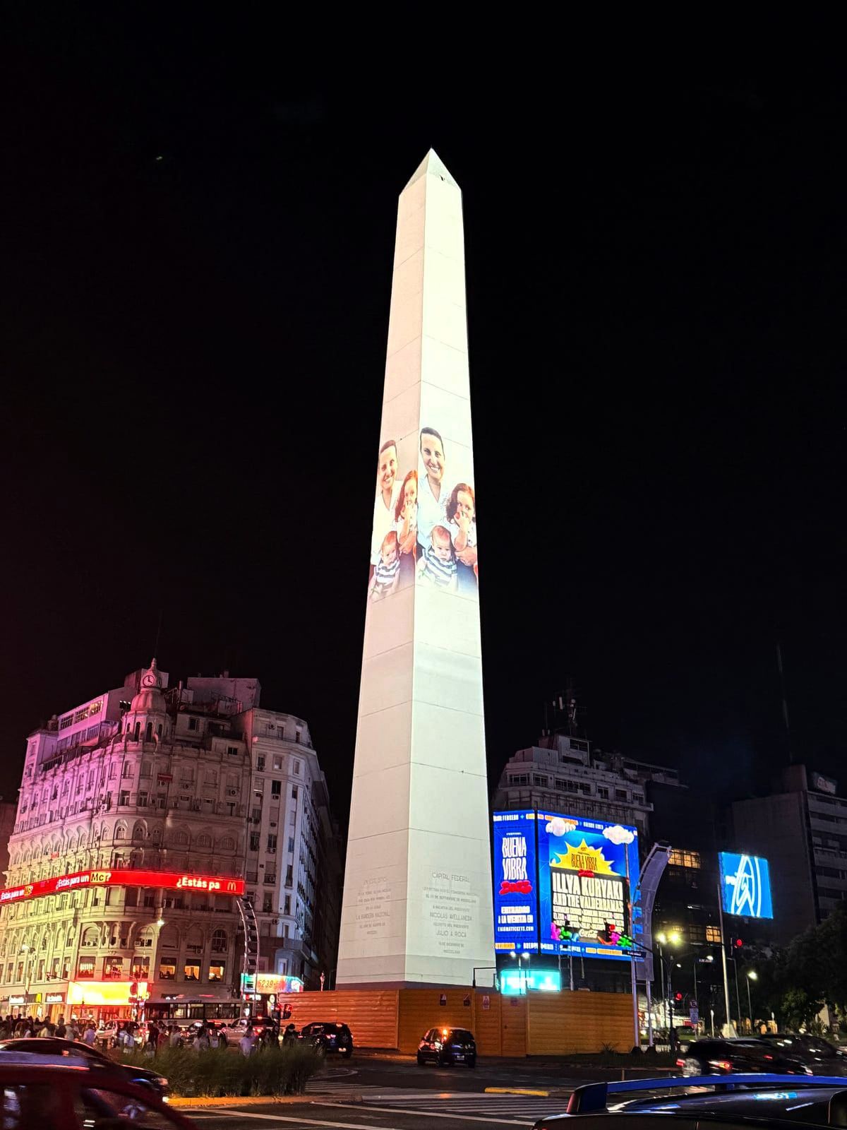 El Obelisco fue intervenido con un mapping en apoyo al papa Francisco en medio de su internación por una neumonía bilateral y también en homenaje a la familia argentina Bibas, que en las últimas horas sus cuerpos fueron entregados por el grupo terrorista Hamás a Israel. El Obelisco fue intervenido con un mapping en apoyo al papa Francisco en medio de su internación por una neumonía bilateral y también en homenaje a la familia argentina Bibas, que en las últimas horas sus cuerpos fueron entregados por el grupo terrorista Hamás a Israel.